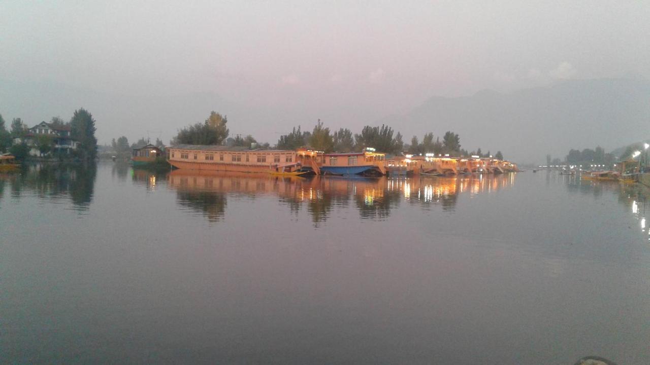 Houseboat Dunhill Bed & Breakfast Srinagar  Exterior photo