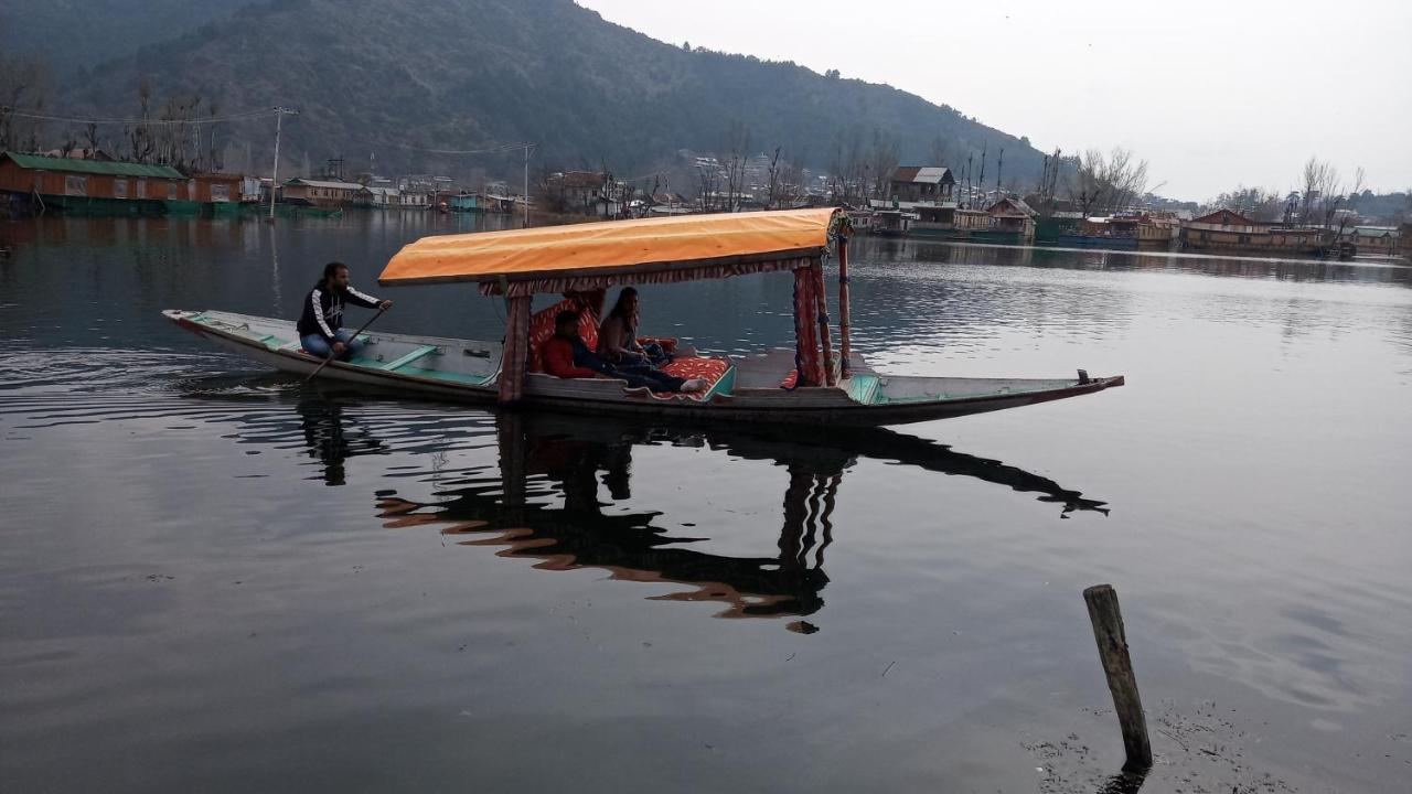 Houseboat Dunhill Bed & Breakfast Srinagar  Exterior photo