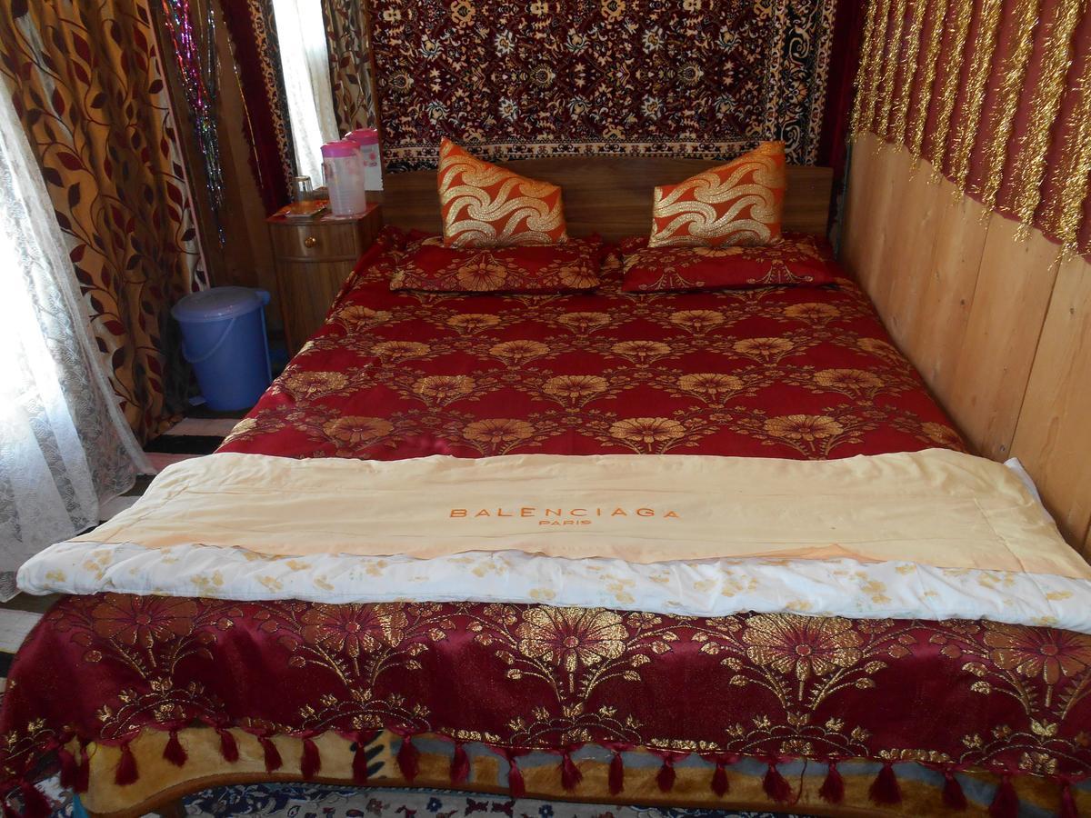 Houseboat Dunhill Bed & Breakfast Srinagar  Exterior photo