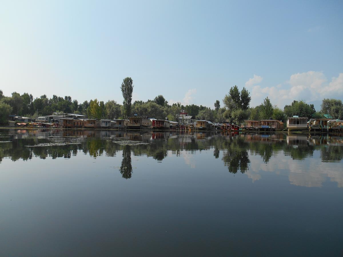 Houseboat Dunhill Bed & Breakfast Srinagar  Exterior photo
