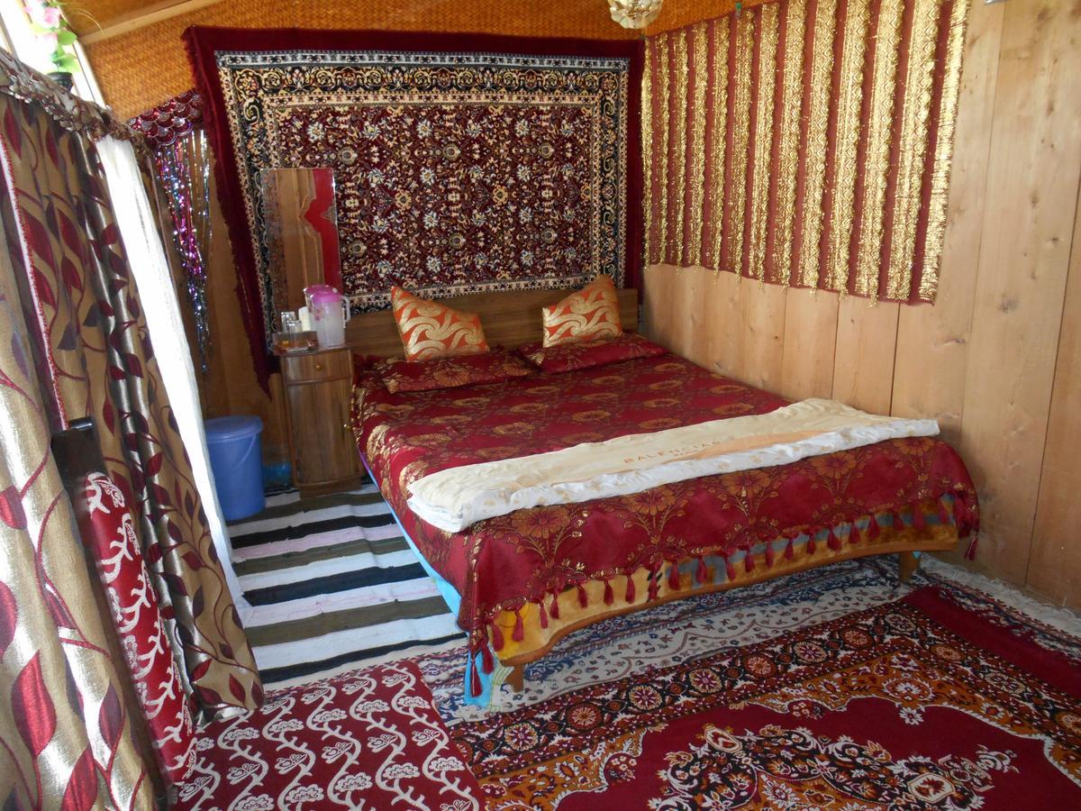 Houseboat Dunhill Bed & Breakfast Srinagar  Exterior photo