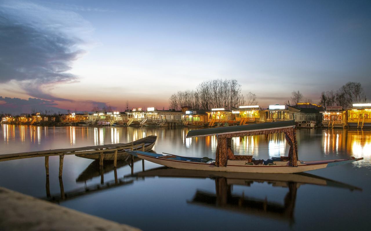 Houseboat Dunhill Bed & Breakfast Srinagar  Exterior photo